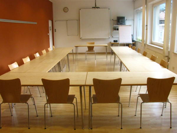 Seminarraum leer nur mit Tischen,Sessel und Technik
