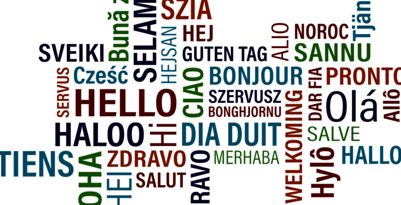 Wandbild mit verschiedenen bunten Schriftzügen in verschiedenen Sprachen