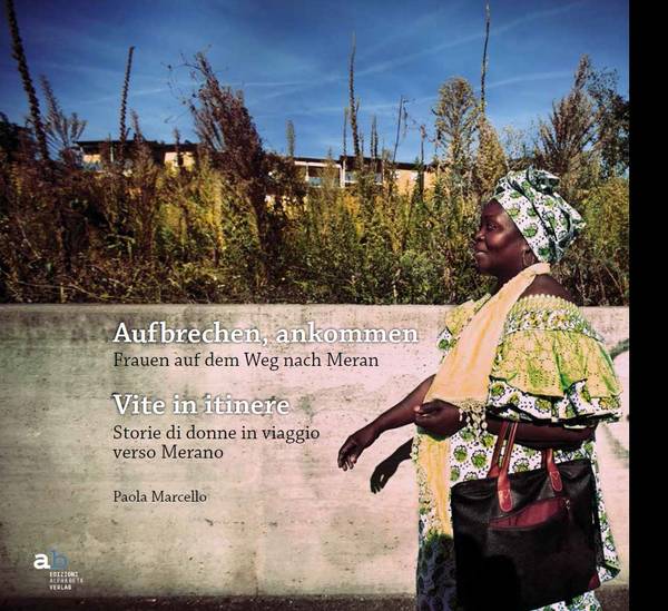 Cover Aufbrechen-Ankommen - afrikanische Frau geht einer Wand entlang -im Hintergrund grüne Landschaft